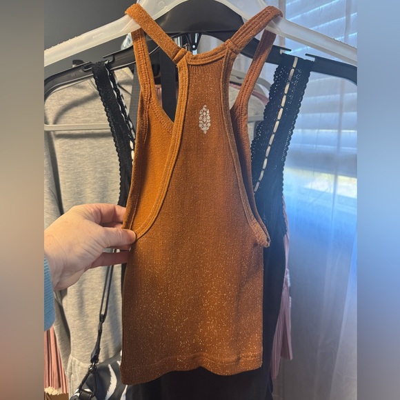 Happiness Runs Lurex Sweetheart Crop Tank Color: Kona Lurex M/L NWOT - Picture 4 of 6